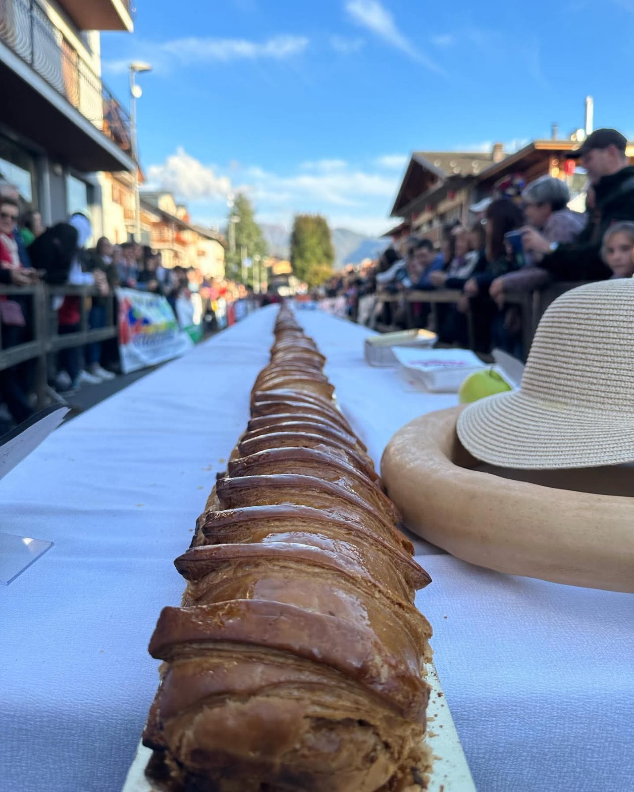 Lo Strudelone torna ad addolcire Clusone: 56 metri di Strudel per battere il record e fare del bene